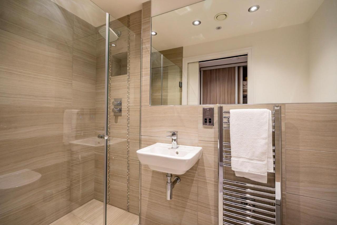 48 Cocoa Suites Йорк Екстер'єр фото